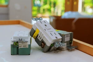 How does a GFCI outlet work